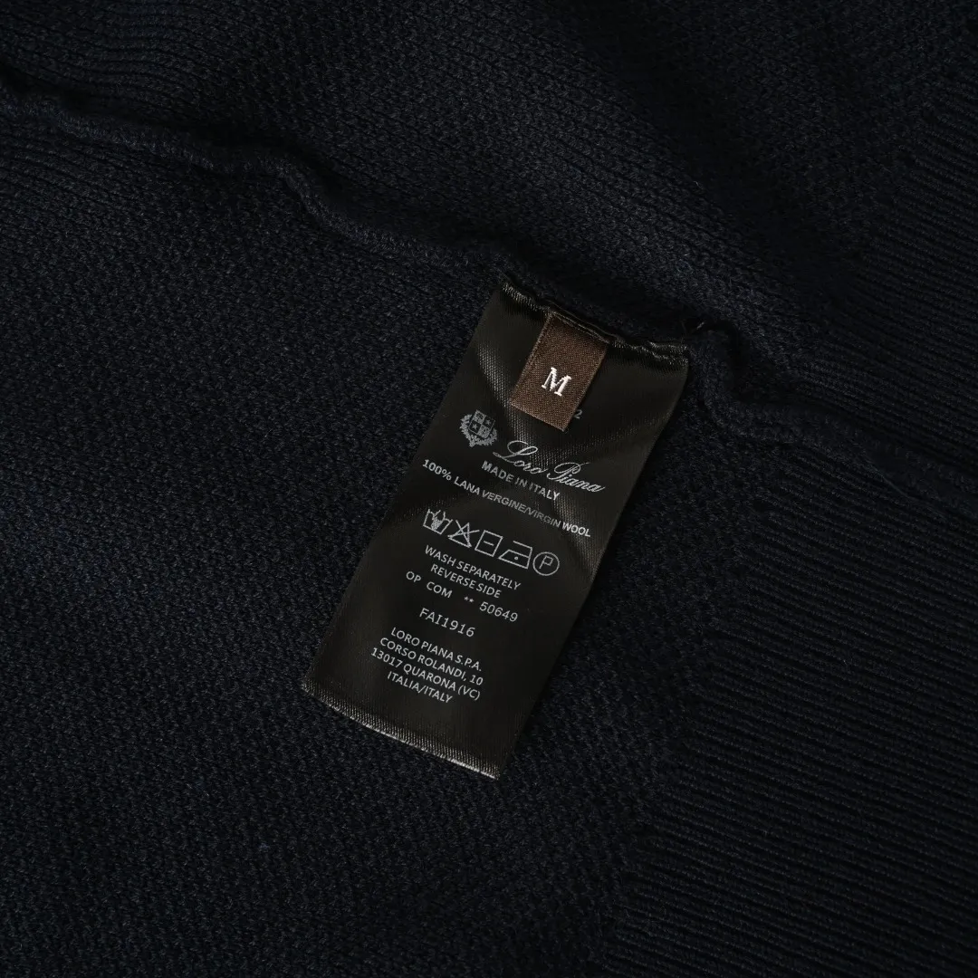 AP (higher version) LORO PIANA LP iron brand zipper knitted sweater jacket. The original version was purchased for 24900. It is made of original wool and mulberry silk blended material. The whole piece is made of honeycomb pique weave. The fabric has a grainy texture, is soft and waxy and has a breathable feel, so it won't make you sweat. Italian old money style men's knitted cardigan, honeycomb pique knitted texture, soft and skin-friendly fabric, comfortable and not stuffy on the upper body. Integrated woven rib placket, zipper embedded technology, the zipper is flat when closed, and the placket is free of bulging and deformation. The raised and fine ribbed stand-up collar is stable and prevents the collar from collapsing; the cuffs and hem are ribbed with the same material, making it less likely to loosen after being worn for a long time. The metal nameplate on the left chest is embellished with low-key recognition and no exaggerated printing. Size：M-XXL
